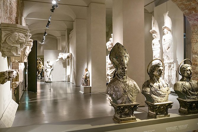 Inside Milan’s Duomo: Cathedral Tour with Optional Rooftop - Duomo Cathedral Square: the meeting point problem you can actually solve