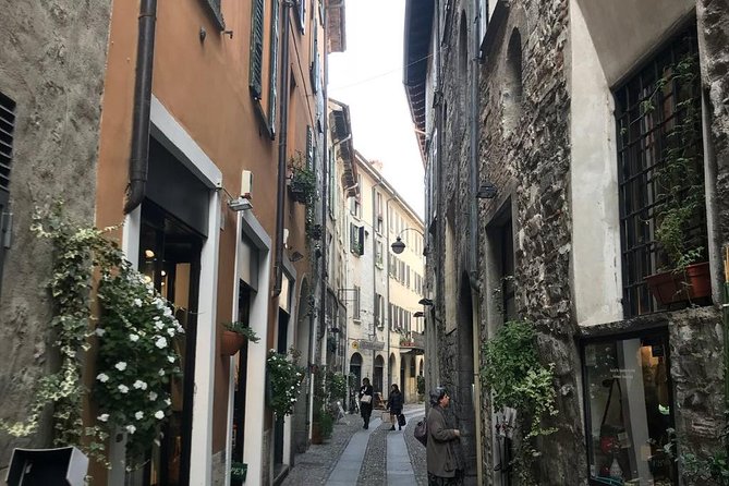 Lake Como: eBike City Tour Guided by an iPad and a Tour Leader - Cattedrale di Como and Piazza Cavour: the quick hit in the old center