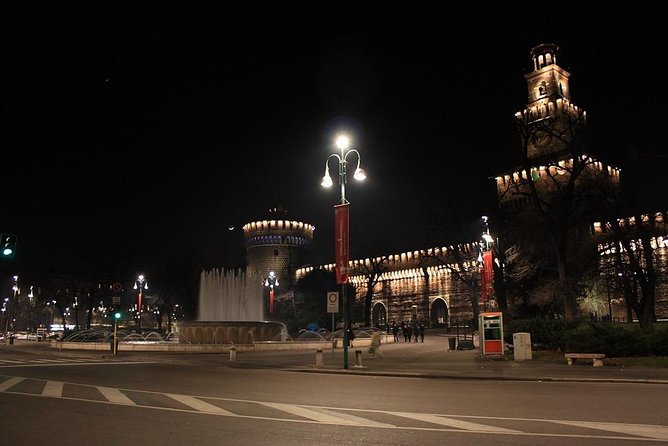 Milan by night walking experience - Stop 2: La Scala in the glow of evening
