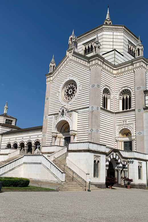 Milan: City Highlights Bike Tour - Starting at Via Falcone 7: A simple meet-up near the Duomo