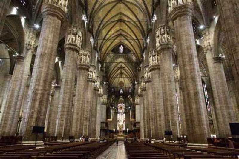 Milan: Duomo Tour with Priority Entry & Rooftop Access - Finding the group fast in Piazza Duomo (and starting on time)