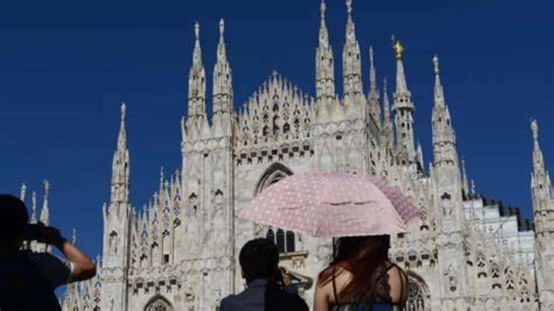 Milan: Duomo Tour with Priority Entry & Rooftop Access - Gothic architecture and stained glass: the details that become memorable