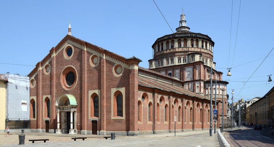 Milan: Guided Tour of The Last Supper - Arriving at Piazza Santa Maria delle Grazie and spotting your guide