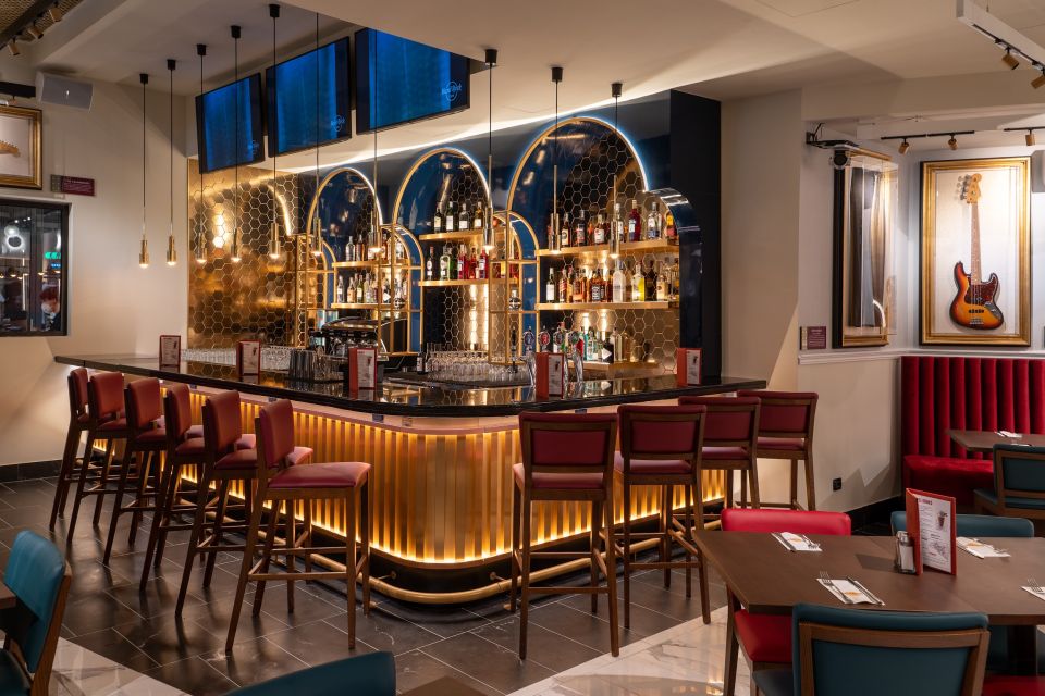 Milan: Hard Rock Cafe with Set Menu for Lunch or Dinner - What to expect during your 75 minutes