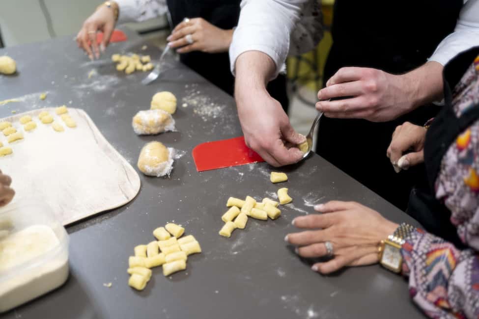 Milan: Pasta, Gnocchi and Tiramisù Cooking Class with Wine - Where You Meet in Milan (And How Easy It Is to Get There)