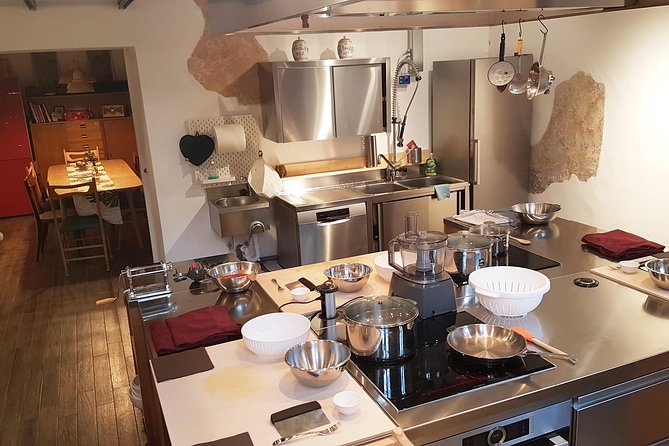 The Art of Making Pizza-Cooking Class in Unique Location with Italian Pizzachef - Your pizza meal and drinks: why this class feeds you well